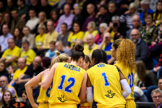 Dom svenska spelarna snack ihop sig innan matchstart