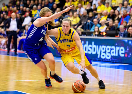 Sveriges Elin Eldebrink går förbi Finlands Lotta-Maj