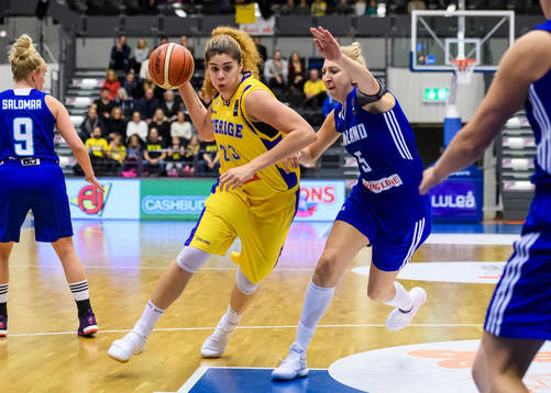 Sveriges Amanda Zahui försöker gå förbi Finlands Sofia
