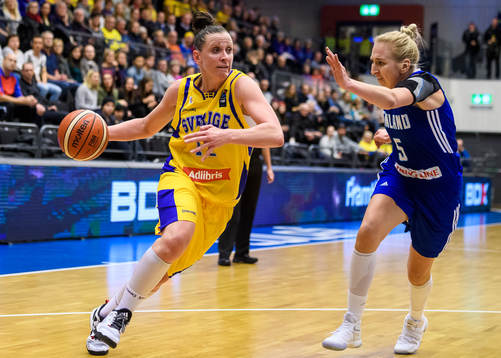 Sveriges Anna Barthold med bollen