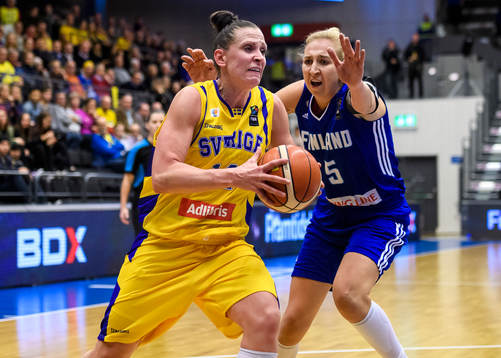 Sveriges Anna Barthold med bollen