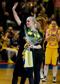 Frida Ali från blommor av Basketförbundet i halv tid