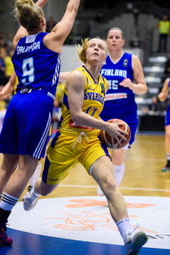 Sveriges Klara Lundquist med bollen