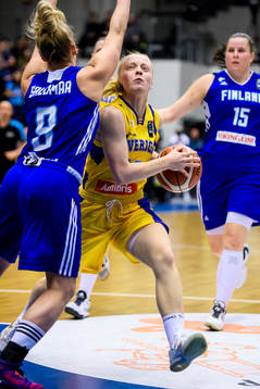 Sveriges Klara Lundquist med bollen