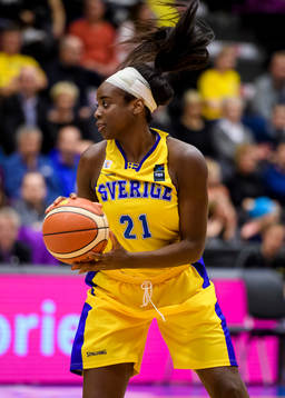 Sveriges Tanya Massamba med bollen