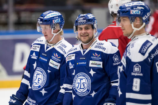 Leksands Nichlas Torp ler mot kameran vid uppvärmningen