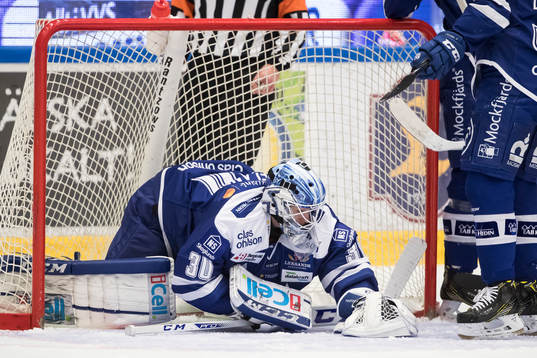 Leksands målvakt Henrik Haukeland blockerar pucken i