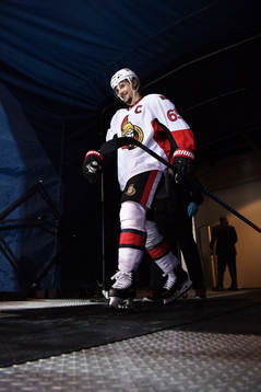 Ottawas Erik Karlsson på väg in till isen