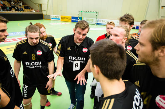 Ricohs tränare Martin Boquist ger instruktioner i en