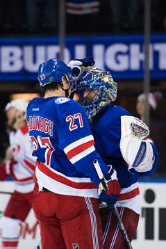 New Yorks Ryan McDonagh och målvakt Henrik Lundqvist jublar