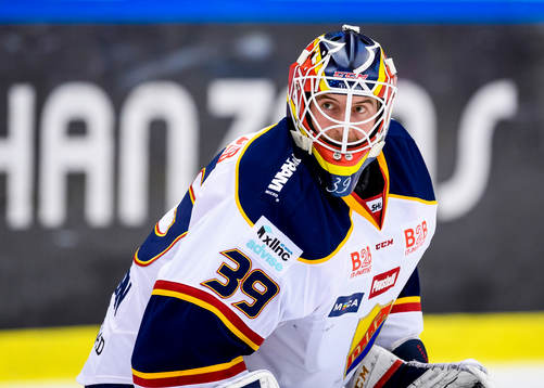 Djurgårdens målvakt Adam Reideborn på uppvärmningen