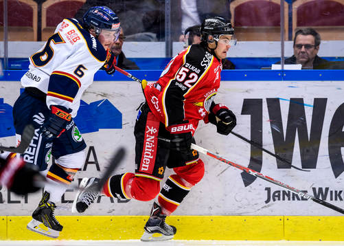 Djurgårdens Linus Hultström jagas Luleås Karl Fabricius