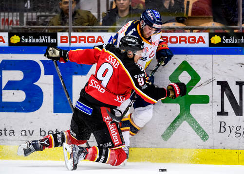 Luleås Johan Forsberg tacklar Djurgårdens Daniel Brodin