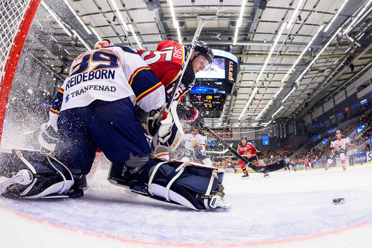 Luleås Christian Jaros försöker tycka in pucken bakom