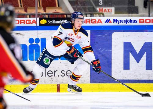 Djurgårdens Emil Johansson med pucken