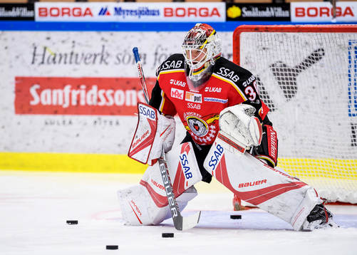Luleås målvakt Filip Gustavsson på uppvärmningen