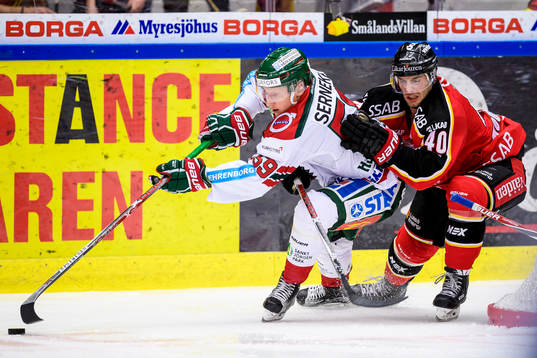 Frölundas Simon Hjalmarsson jagas av Luleås Kael