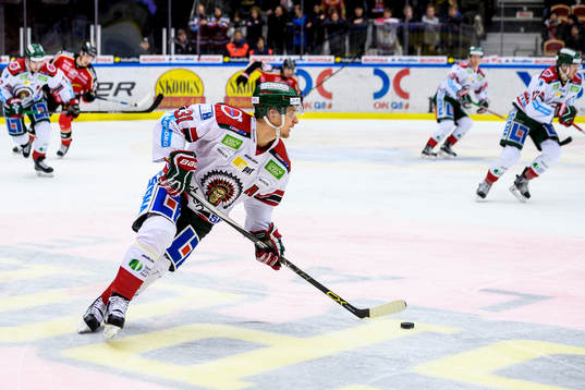 Frölundas Nicklas Lasu med pucken
