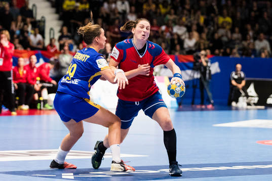 Sveriges Anna Lagerquist i ett försök att stoppa Serbiens