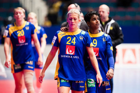 Sveriges Nathalie Hagman och Louise Sand ser deppiga ut