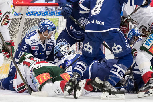 Trångt framför Leksands målvakt Henrik Haukeland  i