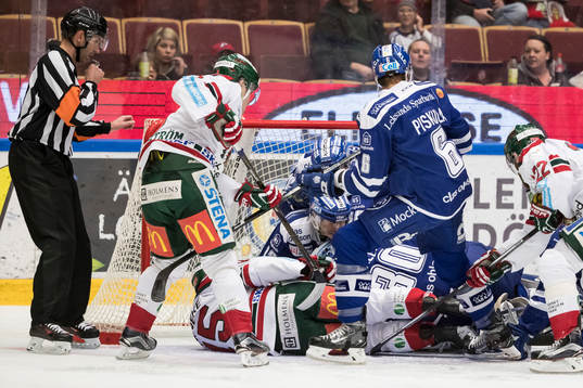 Trångt framför Leksands målvakt Henrik Haukeland  i