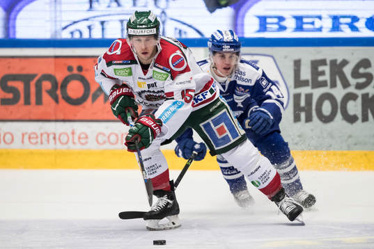 Leksands Oskar Lang jagar Frölundas Matt Donovan   i