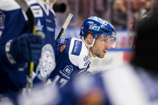Leksands Jesper Ollas  i ishockeymatchen i SHL mellan