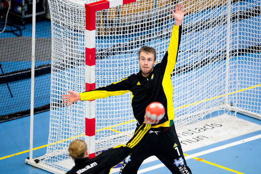 Sävehofs målvakt Per Sandström värmer upp