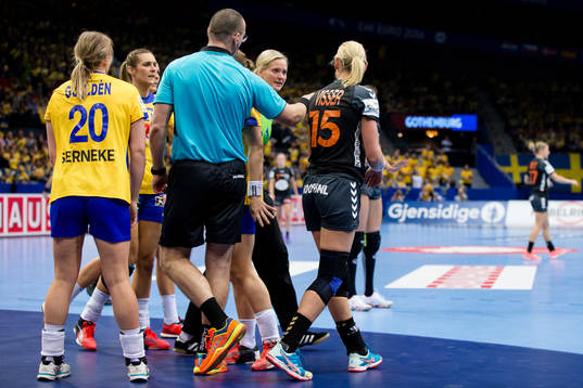 Sveriges målvakt Johanna Bundsen reagerar på