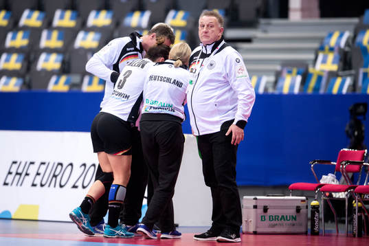 Tysklands Isabell Klein får hjälp att ta sig av planen