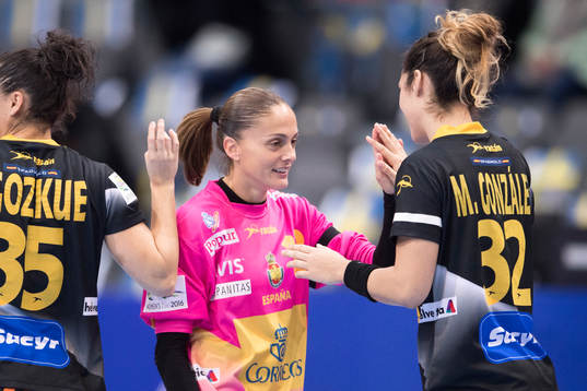 Spaniens målvakt Silvia Navarro jublar