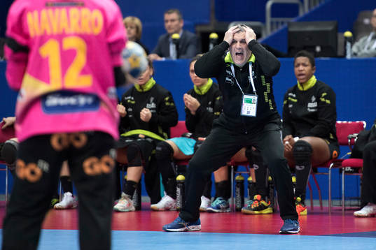 Spaniens förbundskapten Jorge Duenas de Galarza reagerar