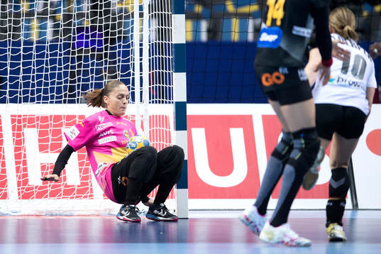 Spaniens målvakt Silvia Navarro räddar ett skott