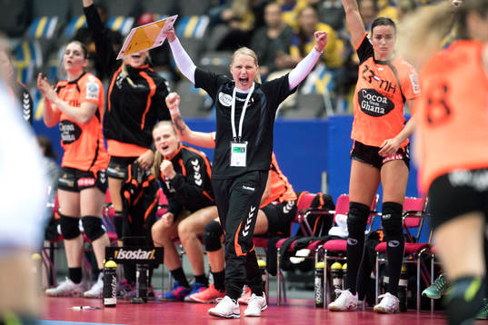 Nederländernas förbundskapten Helle Thomsen jublar