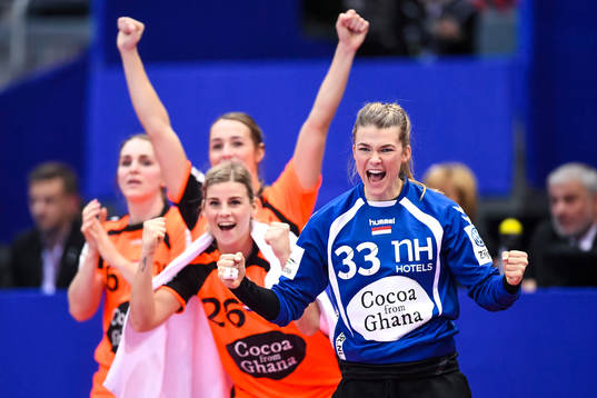 Nederländernas Angela Malestein och målvakt Tess Wester