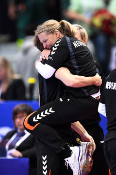 Nederländernas förbundskapten Helle Thomsen jublar