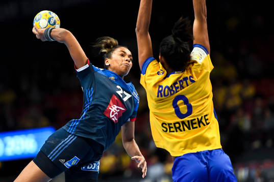 Frankrikes Estelle Nze Minko och Sveriges Jamina Roberts