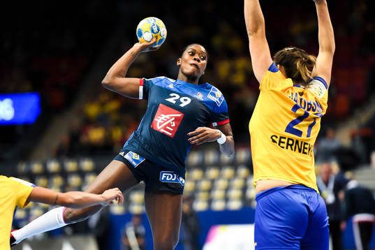 Frankrikes Gnonsiane Niombla och Sveriges Sabina Jacobsen