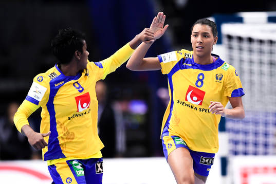 Sveriges Louise Sand och Jamina Roberts jublar