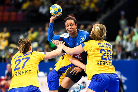 Sveriges Sabina Jacobsen och Isabelle Gulldén försvarar