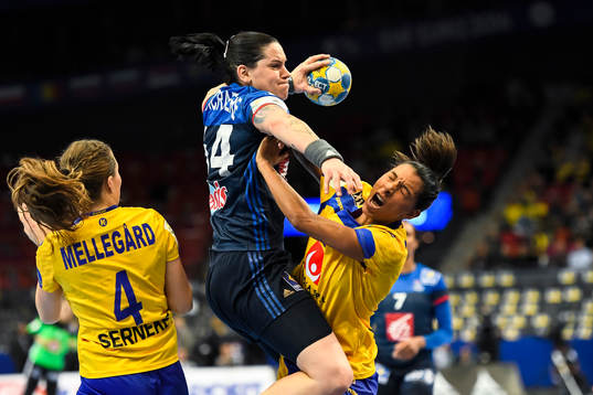 Frankrikes Alexandra Lacrabere och Sveriges Jamina Roberts