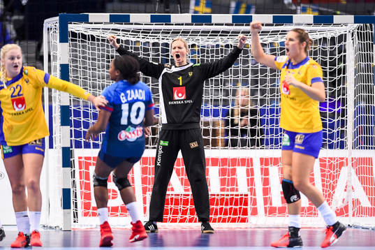 Sveriges målvakt Johanna Bundsen jublar