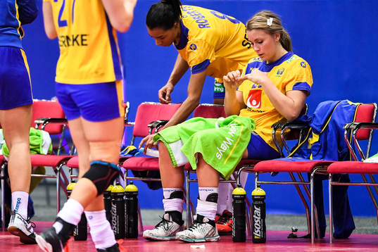 Sveriges Isabelle Gulldén deppar på bänken