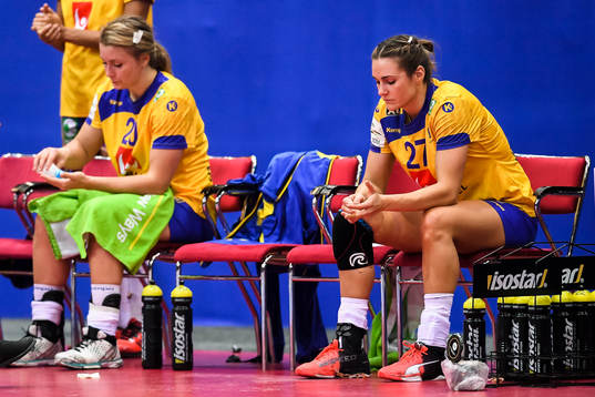 Sveriges Isabelle Gulldén och Sabina Jacobsen deppar på