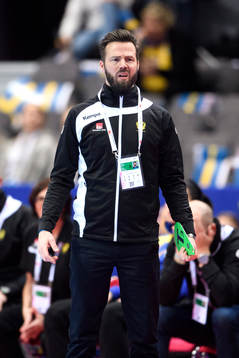 Sveriges förbundskapten Henrik Signell reagerar