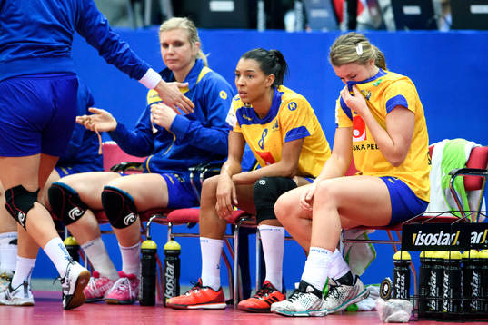 Sveriges Jamina Roberts och Isabelle Gulldén  deppar på