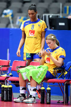 Sveriges Jamina Roberts och Isabelle Gulldén deppar på
