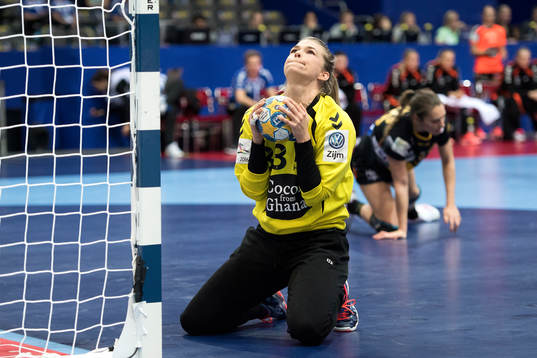 Nederländernas målvakt Tess Wester deppar