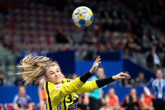 Nederländernas målvakt Tess Wester räddar en straff